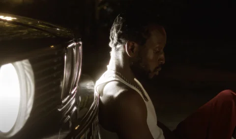 Avec « Running On A Flame », Neue Grafik sort l’un des clips de l’année