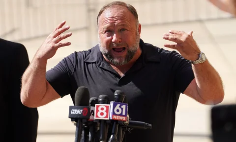 C’est comme si « Le Gorafi » rachetait « CNews » : « The Onion » devient propriétaire de « Infowars »