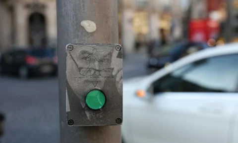 Des feux piétons hackés diffusent des complaintes d’Elon Musk et Zuckerberg