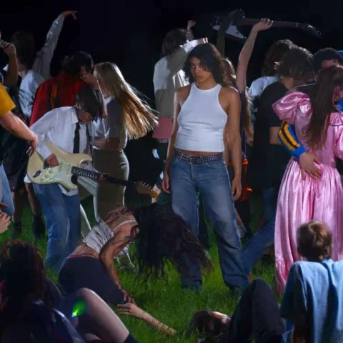 Eloi sort son 1er album et présente sa selecta, et Bintou nous fait un cours de Salsa.