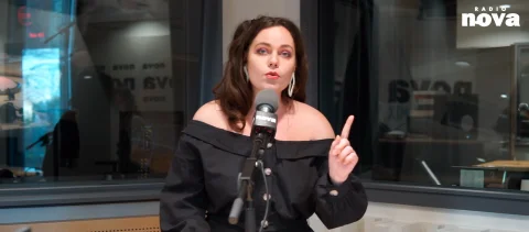 En images : Mahaut porte un toast aux… pick up artists