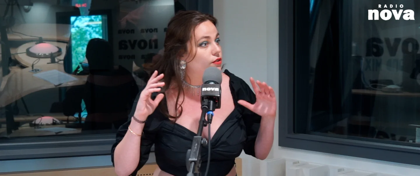 En images : Mahaut porte un Toast… aux seins