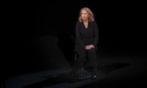 Gagnez vos places pour « L’Événement » : le chef-d’œuvre d’Annie Ernaux mis en scène et incarné par Marianne Basler au Théâtre de l’Atelier