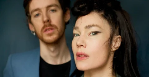 « GOOD RIDDANCE » : la nostalgie, Brisa Roché et IX reviennent avec un clip solaire