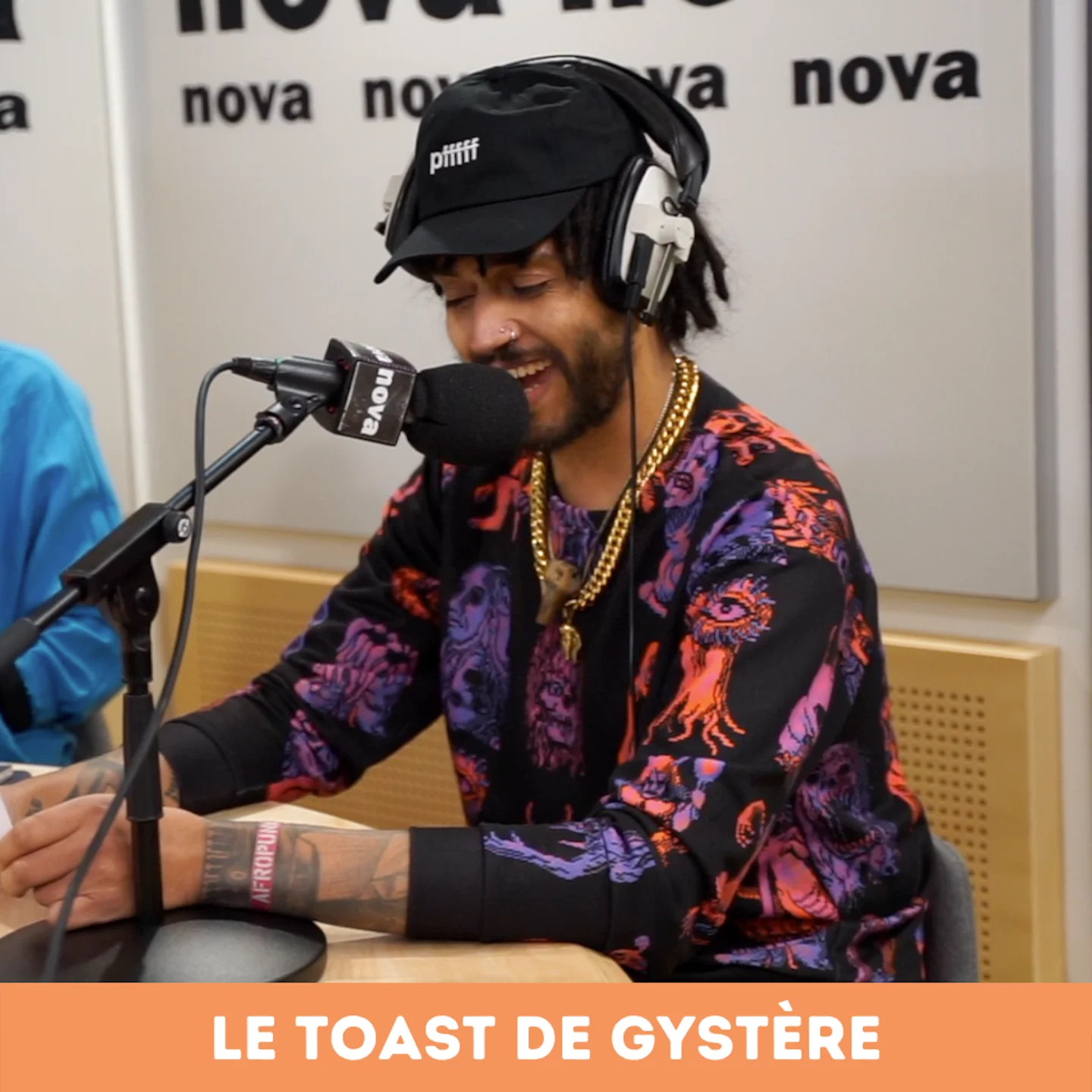 Gystère porte un Toast à son découvert