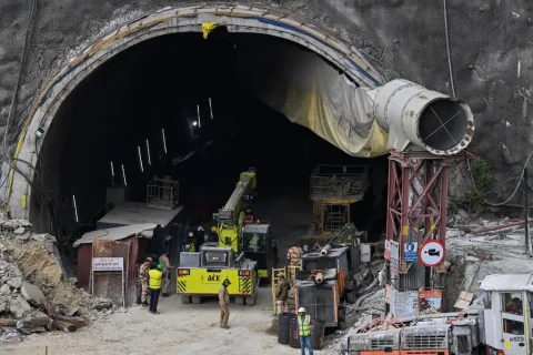 Inde : 41 ouvriers toujours coincés dans les décombres du tunnel, effondré depuis 16 jours