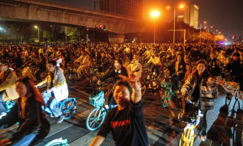 La balade nocturne des 150 000 cyclistes chinois‧es