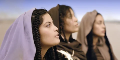 Le désert, les roses, le sacré : Ibeyi et Jorja Smith en trio