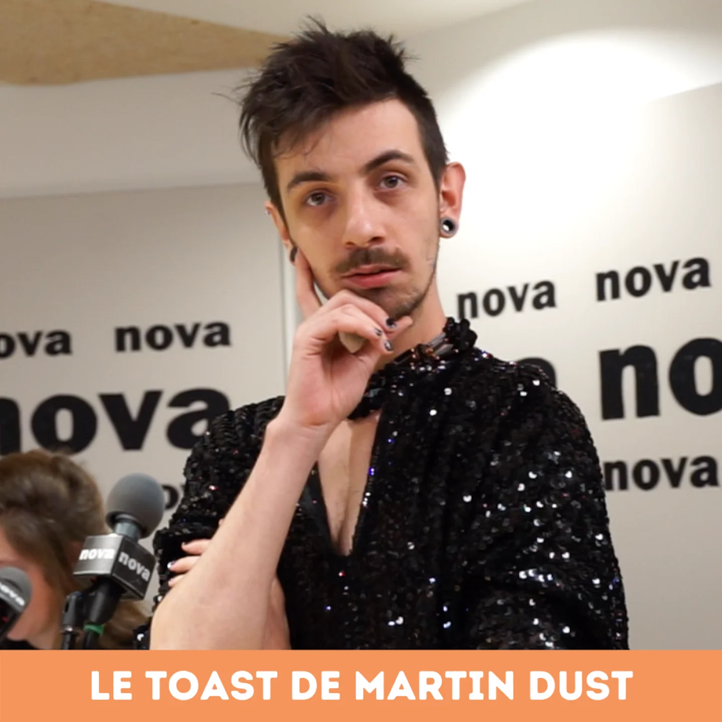 Martin Dust porte un Toast à la rave party