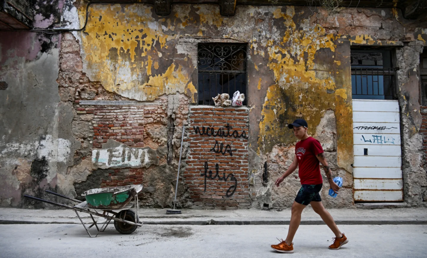 “Necesitas ser feliz” : Mr. Sad, le graffeur qui fait parler les murs de La Havane