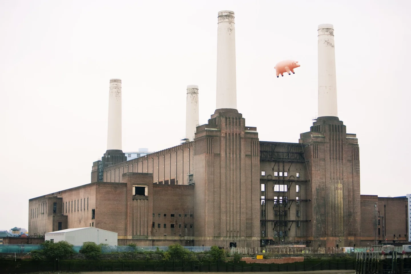 Pourquoi faire la guerre alors qu’on peut shooter des cochons avec Pink Floyd ?