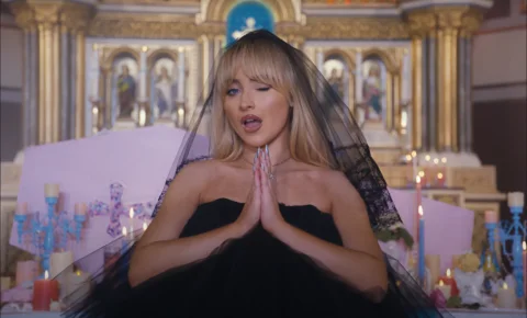 Sabrina Carpenter à l’église, ça plait pas à l’Église