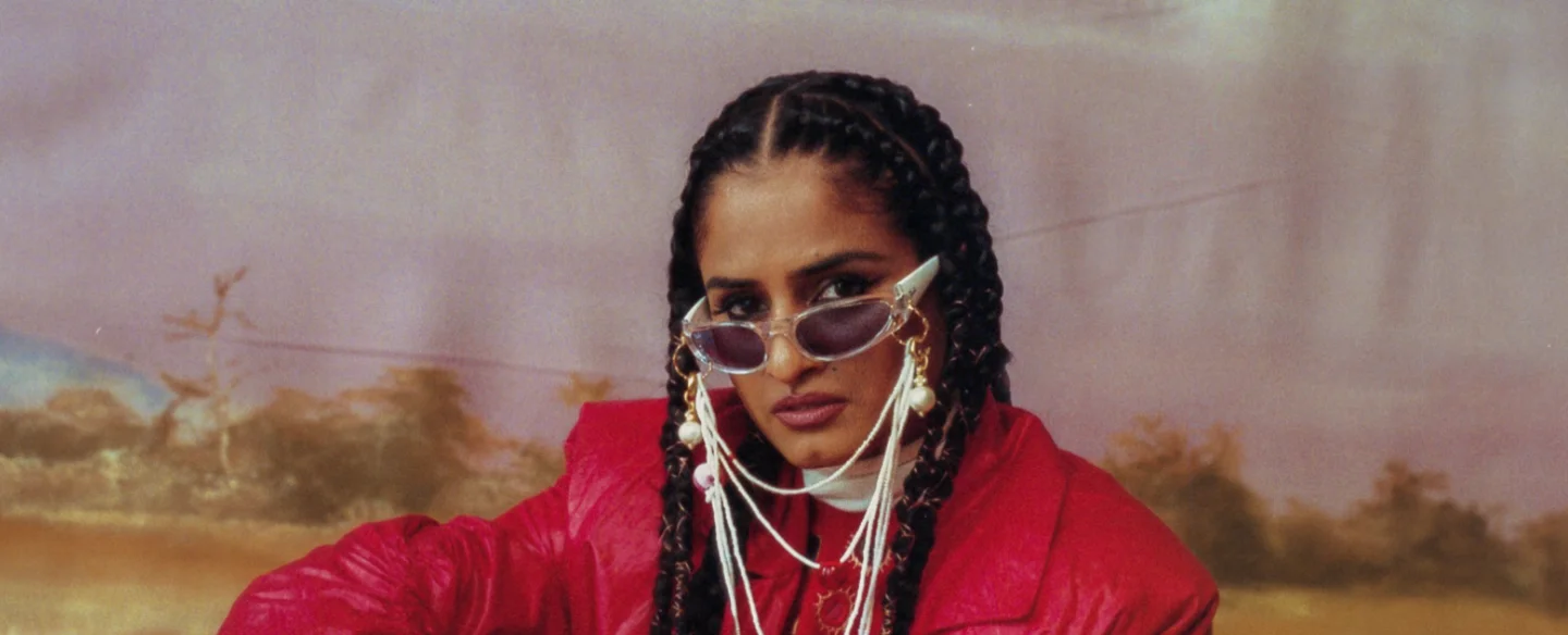 Un clip ultra coloré pour le « Chicken Lemon Rice » de Priya Ragu