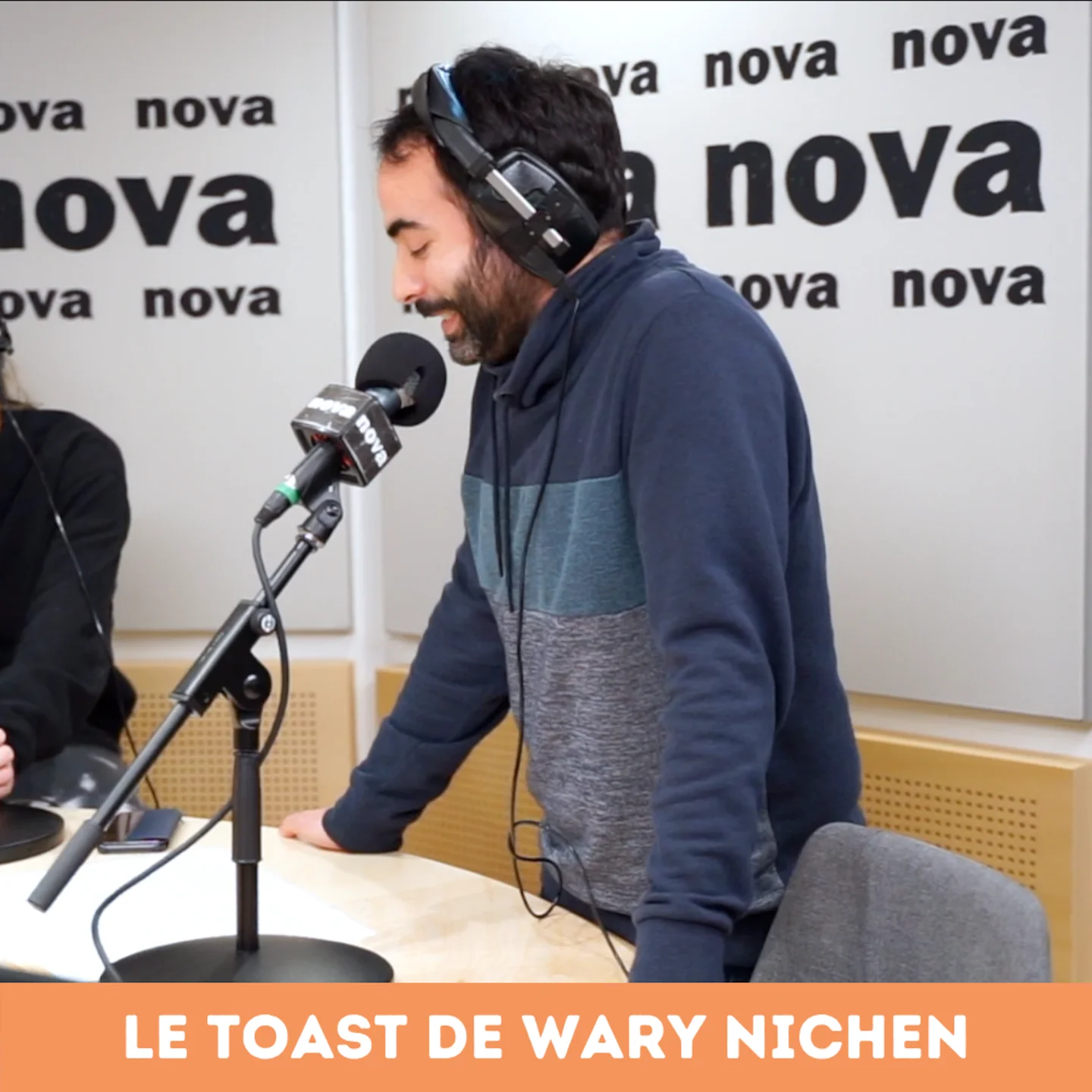 Wary Nichen porte un Toast au variant anglais